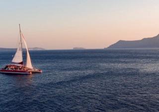 Catamaran red day tour in Santorini